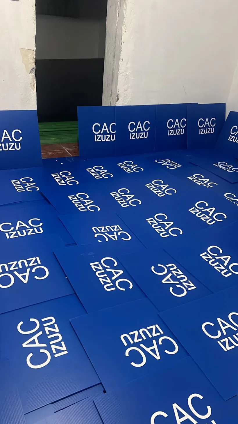 Detalle de separadores rotulados de coroplast