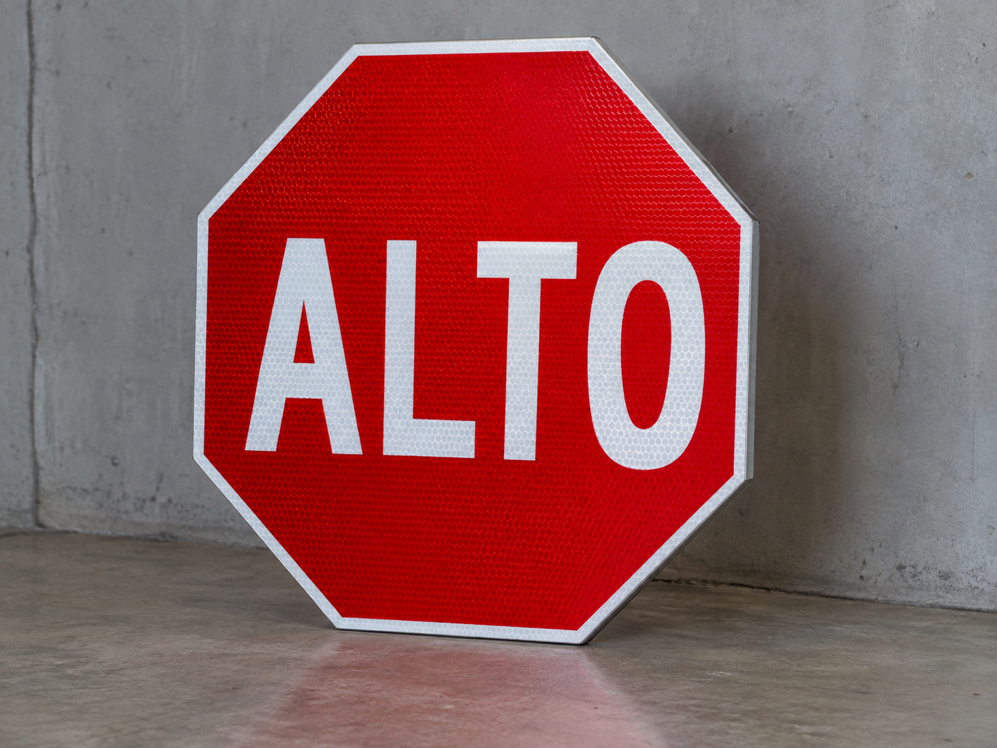 Referencia visual de una señal vial de ALTO como producto sin instalar